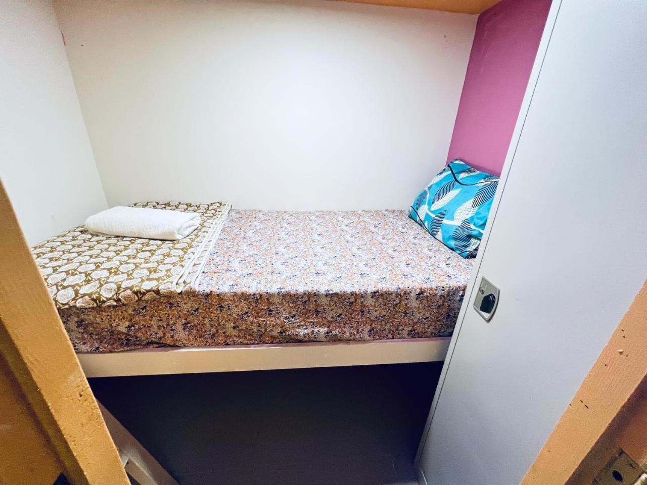 Moon Backpackers Burjman Exit 2, Family Partitions, Loft Partitions, Appartement Dubai Buitenkant foto