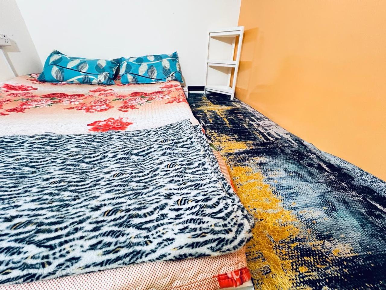 Moon Backpackers Burjman Exit 2, Family Partitions, Loft Partitions, Appartement Dubai Buitenkant foto